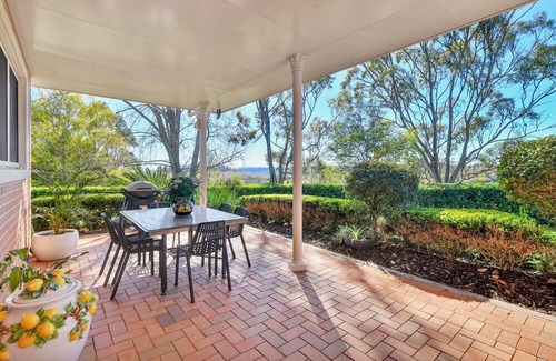 Cotswold Hills Casa | Expansive Toowoomba Retreat with Garden BBQ