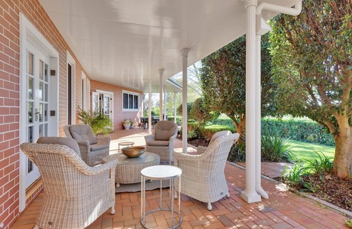 Cotswold Hills Casa | Expansive Toowoomba Retreat with Garden BBQ