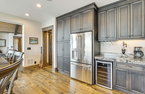 Peru Casa | River Views + Wraparound Deck: Dubuque Getaway