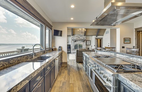 Peru Casa | River Views + Wraparound Deck: Dubuque Getaway