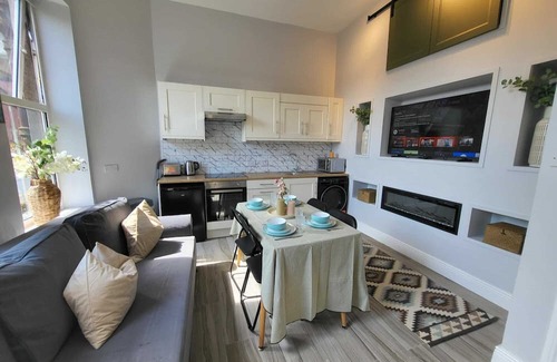 Victorian Quarter Apartamento | Top Location - Newly Refurbed 2BD, Sleeps 6 W/Loft