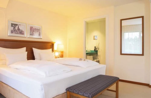 Ootmarsum Hotel | Gorgeous Twente Garden-View Room for Your Peaceful Stay - w/Private Sun Terrace