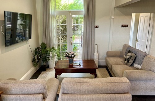 Albury Apartamento | Porters Cottage Grande (two units)
