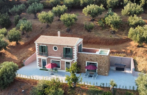 Lamezia Terme Casa | Villa with hot tub at only 6 km from the beach