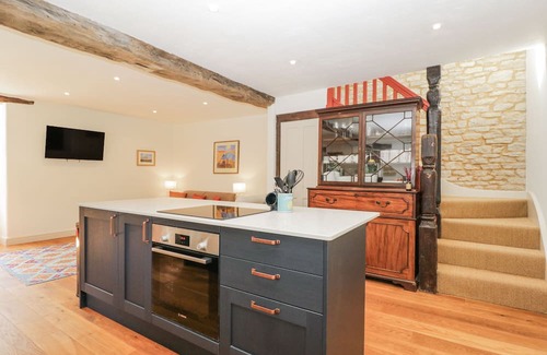 Ozleworth Casa | STABLE COTTAGE, pet friendly, with a garden in Sherston