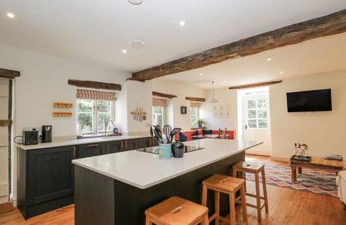 Ozleworth Casa | STABLE COTTAGE, pet friendly, with a garden in Sherston