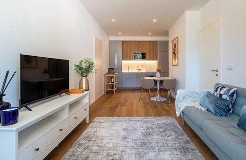 Leca da Palmeira Apartamento | Sleek and Modern Flat w/Private Garage by HostWise