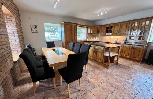 Donore Casa | Stone House, Boyne Valley Views nSleeps 10, 5 Bedroom 30 mins to Dublin airport