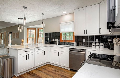 Maxwell Casa | Modernhome |King-Bed |FirePit |Sleeps 12| Large Groups