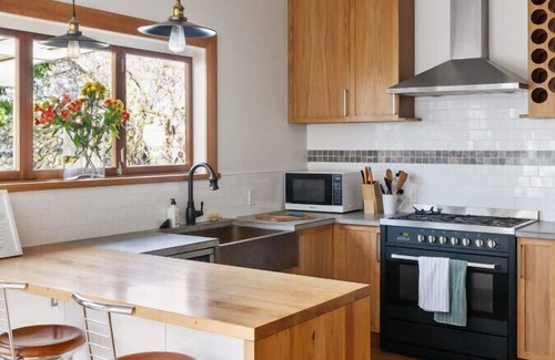 Gisborne Casa | 600m to CBD Riverfront Home