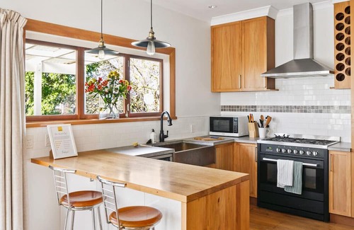 Gisborne Casa | 600m to CBD Riverfront Home