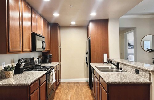 Reno/Tahoe Airport Apartamento | Relaxing 2-BR Apt with Pool, Hot Tub & Gym