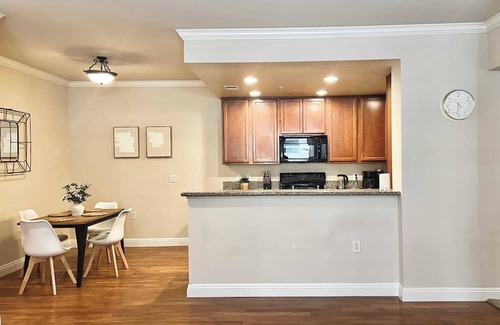 Reno/Tahoe Airport Apartamento | Relaxing 2-BR Apt with Pool, Hot Tub & Gym