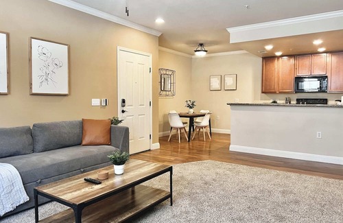 Reno/Tahoe Airport Apartamento | Relaxing 2-BR Apt with Pool, Hot Tub & Gym