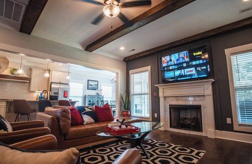 Normal Casa | Mountain View Retreat, Sleeps 10, Luxe 3BR+ Near Downtown HSV