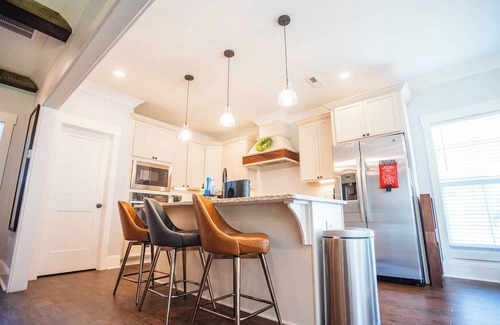 Normal Casa | Mountain View Retreat, Sleeps 10, Luxe 3BR+ Near Downtown HSV