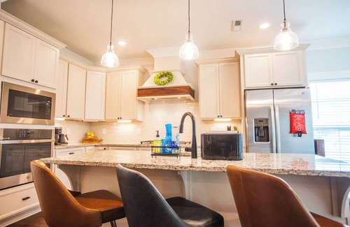 Normal Casa | Mountain View Retreat, Sleeps 10, Luxe 3BR+ Near Downtown HSV