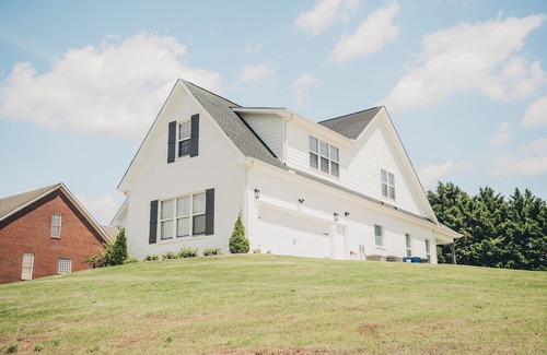 Normal Casa | Mountain View Retreat, Sleeps 10, Luxe 3BR+ Near Downtown HSV