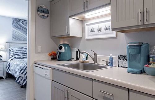 Port Aransas Condominio | Roomy 1 BDRM block from the BEACH Large Pool w/a Private Courtyard