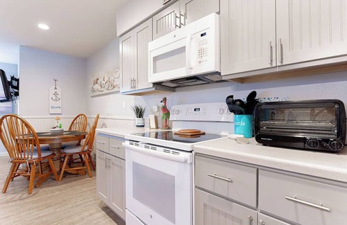 Port Aransas Condominio | Roomy 1 BDRM block from the BEACH Large Pool w/a Private Courtyard