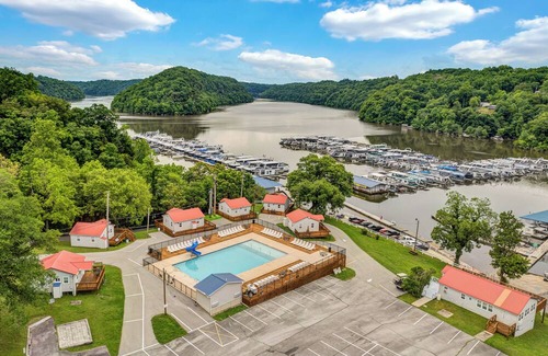 Smithville Cabina | Lake Front Lodge With a Pool and Bar & Grill