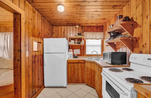 Smithville Cabina | Lake Front Lodge With a Pool and Bar & Grill