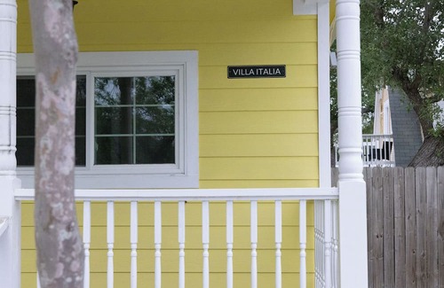 Aransas Pass Casa | Immerse yourself in the comfort of this charming home in Aransas Pass!