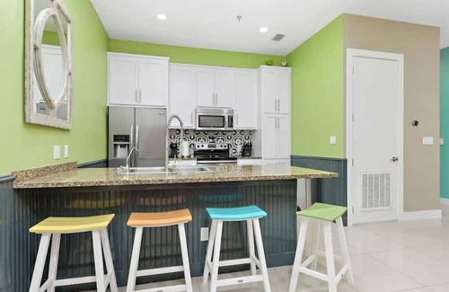 South Padre Island Condominio | Coral Cave Luxury Condo! Enjoy the beach, pools, BBQs, and bay views.