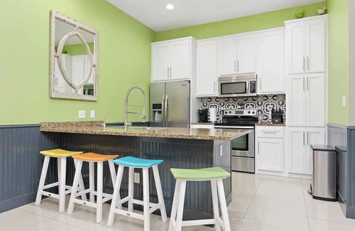 South Padre Island Condominio | Coral Cave Luxury Condo! Enjoy the beach, pools, BBQs, and bay views.