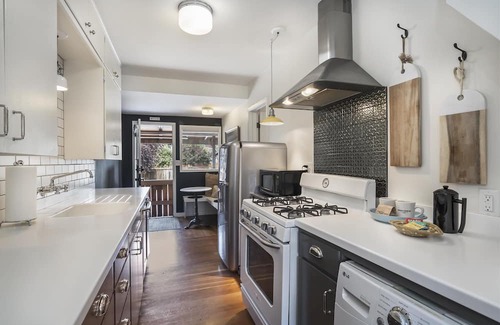 Old Bend Cabaña | North Sister - Bungalow Charm, Fireplace, Queen bed, Parking