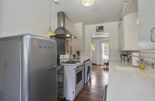 Old Bend Cabaña | North Sister - Bungalow Charm, Fireplace, Queen bed, Parking