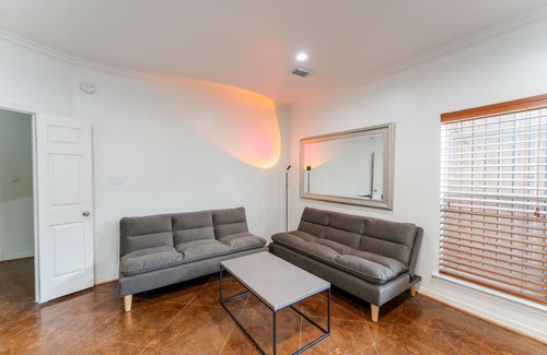 Hyde Park Casa | Roomy Stay in Houston’s River Oaks District! 3BR, 3.5BA, Prime Location!