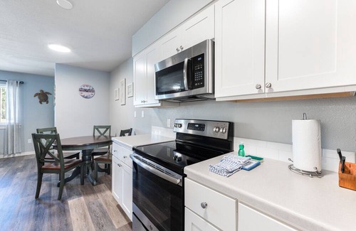 Port Aransas Condominio | Roomy 1 BDRM Large Pool w/a Private Courtyard and a 5 Min Walk to the Beach