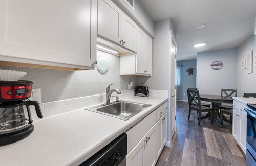 Port Aransas Condominio | Roomy 1 BDRM Large Pool w/a Private Courtyard and a 5 Min Walk to the Beach