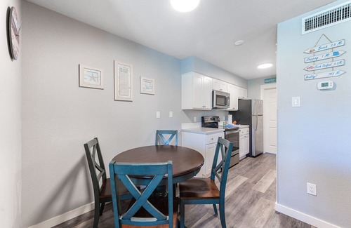 Port Aransas Condominio | Roomy 1 BDRM Large Pool w/a Private Courtyard and a 5 Min Walk to the Beach