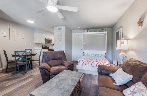 Port Aransas Condominio | Roomy 1 BDRM Large Pool w/a Private Courtyard and a 5 Min Walk to the Beach
