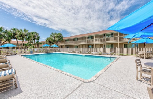 Port Aransas Condominio | Cozy Studio Large Pool w/ a Private Courtyard and a 5 Min Walk to the Beach