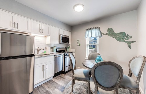 Port Aransas Condominio | Cozy Studio Large Pool w/ a Private Courtyard and a 5 Min Walk to the Beach