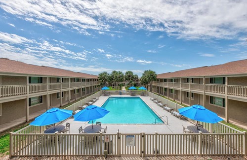 Port Aransas Condominio | Cozy Studio Large Pool w/ a Private Courtyard and a 5 Min Walk to the Beach