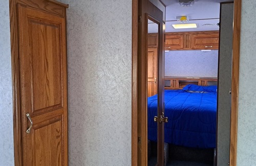 Cloquet Alquiler De RV | Jayco 1 queen 2 doubles lots of living space AC furnace wifi 2tvs fridge stove
