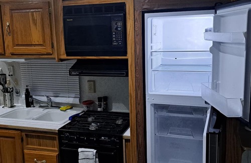 Cloquet Alquiler De RV | Jayco 1 queen 2 doubles lots of living space AC furnace wifi 2tvs fridge stove