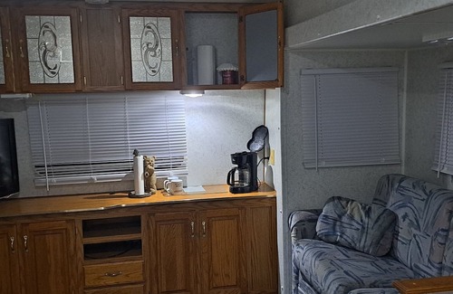 Cloquet Alquiler De RV | Jayco 1 queen 2 doubles lots of living space AC furnace wifi 2tvs fridge stove