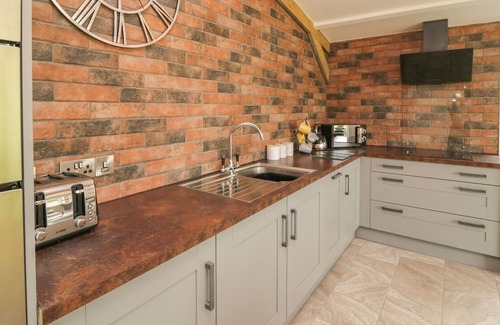 Okehampton Cabaña | WINDY WILLOWS, pet friendly, with open fire in Okehampton