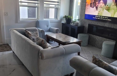 Surrey Newton Casa | Spacious home for you and your family. 4 bedrooms and 4 bathrooms in the city.