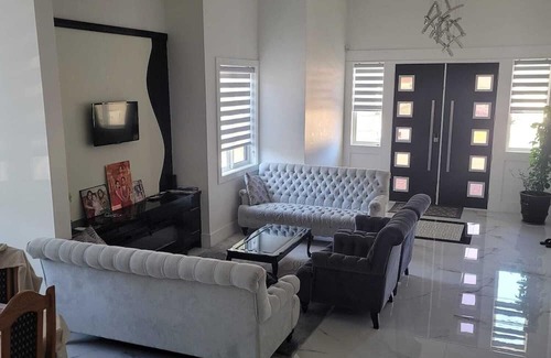 Surrey Newton Casa | Spacious home for you and your family. 4 bedrooms and 4 bathrooms in the city.