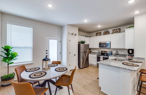 San Antonio Casa | Amazing 3 Bed 2 Bath Walk to Everything 6 Flags is Minutes Away