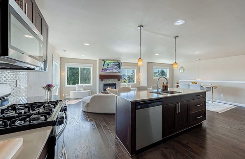 Bryn Mawr-Skyway Casa | White Serenity w/Water View: Spacious 5BR/3BA by Seattle/Renton/Seatac