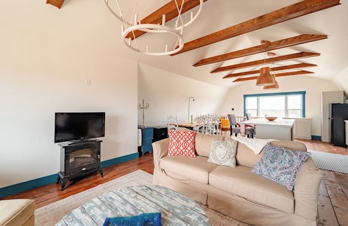 Port Maitland Casa | Newly Renovated Beach Barn 5 minute walk for wonderful Port Maitland beach