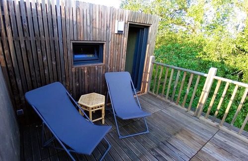 Montboillon Chalet De Esquí | Chalet in the countryside, in the heart of a wooded garden.