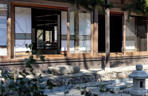 Ikeda Casa | Spend a relaxing time with your loved one in a 120-year-old farmhouse. Enjoy the lovely satoyama time watching the ears of rice swaying in the wind, listening to birds singing, and looking up at the starry sky!